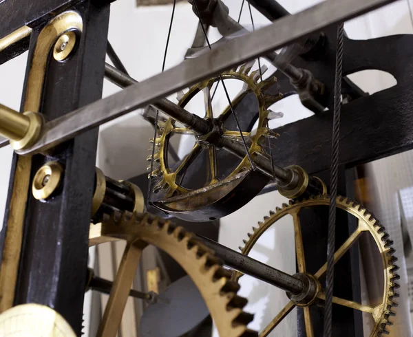 Antiguo mecanismo de un gran reloj de torre — Foto de Stock