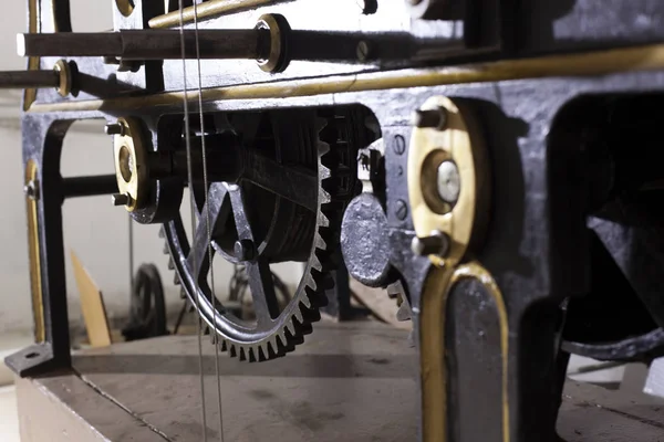 Büyük bir kule saatinin eski mekanizması