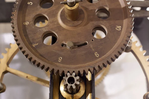 Antiguo mecanismo de un gran reloj de torre — Foto de Stock