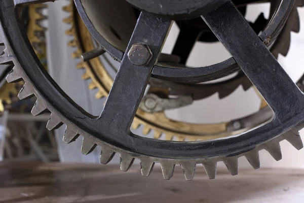 Büyük bir kule saatinin eski mekanizması