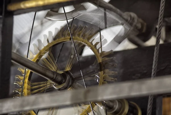 Vecchio meccanismo di un grande orologio a torre — Foto Stock
