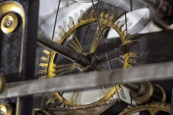 Büyük bir kule saatinin eski mekanizması