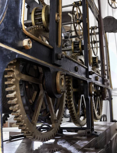 Büyük bir kule saatinin eski mekanizması