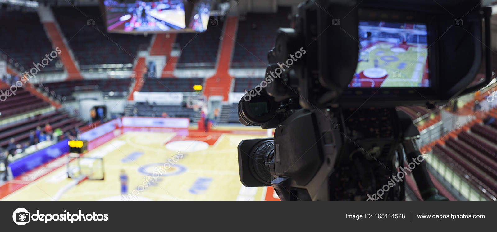 Cámara profesional con micrófono en el juego de baloncesto en el ...