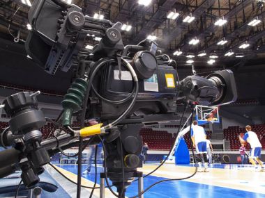 Modern stadyumda basketbol maçında mikrofon ile profesyonel fotoğraf makinesi