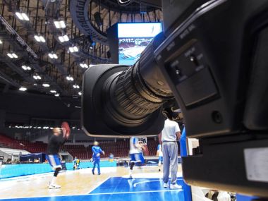 Modern stadyumda basketbol maçında mikrofon ile profesyonel fotoğraf makinesi