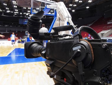 Modern stadyumda basketbol maçında mikrofon ile profesyonel fotoğraf makinesi