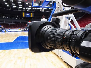 Modern stadyumda basketbol maçında mikrofon ile profesyonel fotoğraf makinesi