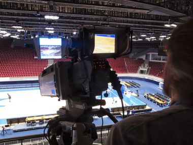 Modern stadyumda basketbol maçında mikrofon ile profesyonel fotoğraf makinesi