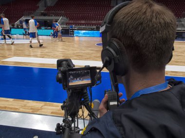 Modern stadyumda basketbol maçında mikrofon ile profesyonel fotoğraf makinesi