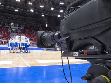 Modern stadyumda basketbol maçında mikrofon ile profesyonel fotoğraf makinesi