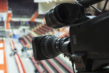 Modern stadyumda basketbol maçında mikrofon ile profesyonel fotoğraf makinesi