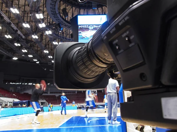 Câmera profissional com microfone no jogo de basquete no estádio moderno — Fotografia de Stock