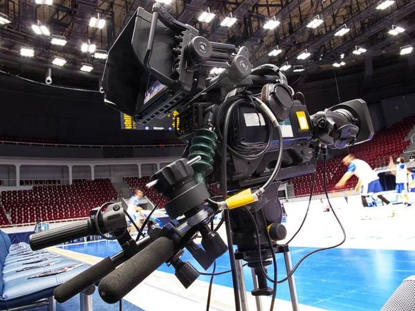 Professional camera with microphone at basketball game in modern stadium — Stock Photo, Image