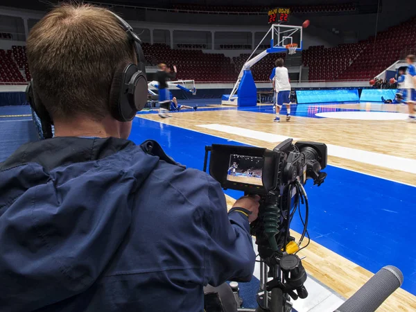 Modern stadyumda basketbol maçında mikrofon ile profesyonel fotoğraf makinesi