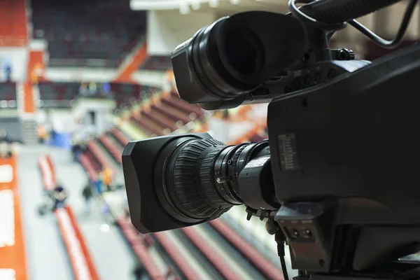 Профессиональная камера с микрофоном на баскетбольном матче на современном стадионе — стоковое фото