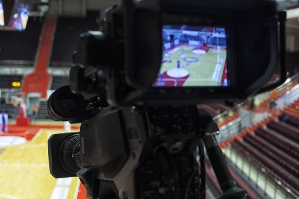 Macchina fotografica professionale con microfono alla partita di basket nello stadio moderno — Foto Stock