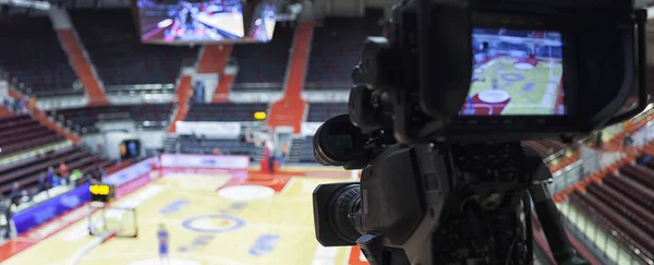 Macchina fotografica professionale con microfono alla partita di basket nello stadio moderno — Foto Stock