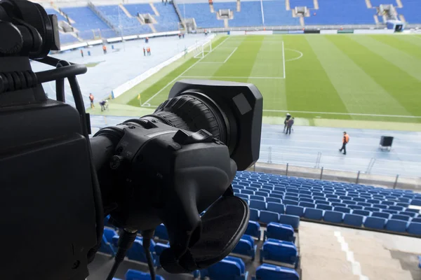 Cámara de televisión en el fútbol — Foto de Stock