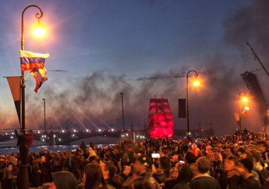 Kutlama kırmızı yelken gösteri sırasında beyaz geceler Festivali St.Petersburg, Rusya
