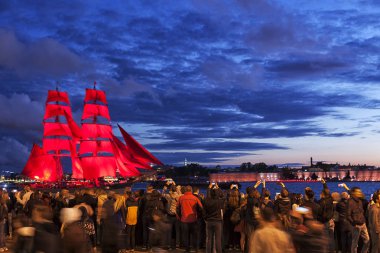 Kutlama kırmızı yelken gösteri sırasında beyaz geceler Festivali St.Petersburg, Rusya