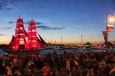 Kutlama kırmızı yelken gösteri sırasında beyaz geceler Festivali St.Petersburg, Rusya
