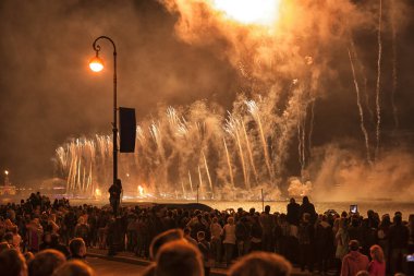 Kutlama kırmızı yelken gösteri sırasında beyaz geceler Festivali St.Petersburg, Rusya