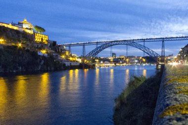 demiryolu, karayolu ve Douro Nehri Porto yaya köprüsü. Portekiz.