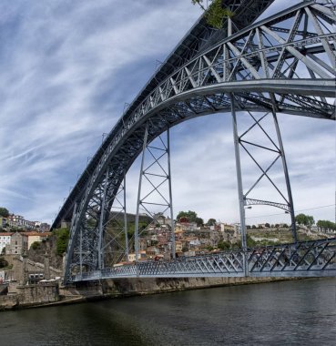 demiryolu, karayolu ve Douro Nehri Porto yaya köprüsü. Portekiz.