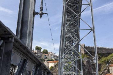 demiryolu, karayolu ve Douro Nehri Porto yaya köprüsü. Portekiz.