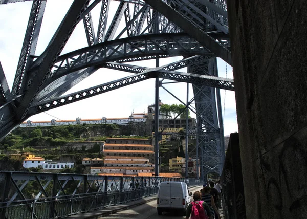 Spoor, de weg en de voetgangersbrug over de rivier de Douro in Porto. Portugal. — Stockfoto