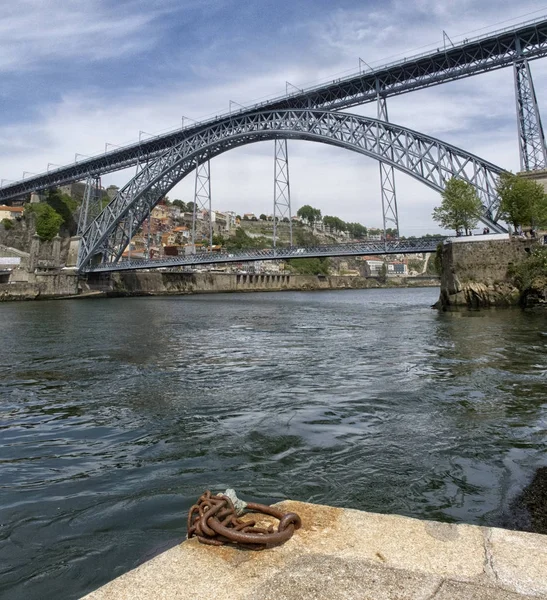 Demiryolu, karayolu ve Douro Nehri Porto yaya köprüsü. Portekiz. — Stok fotoğraf