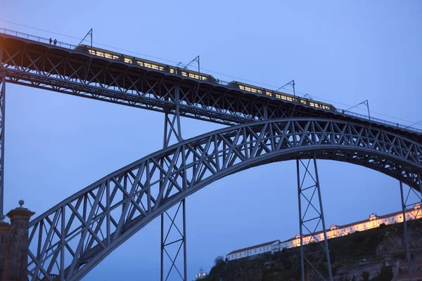 Spoor, de weg en de voetgangersbrug over de rivier de Douro in Porto. Portugal. — Stockfoto