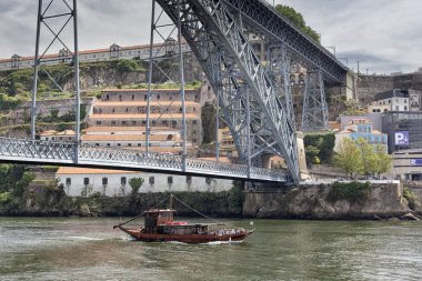 demiryolu, karayolu ve Douro Nehri Porto yaya köprüsü. Portekiz.
