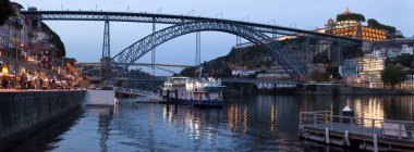 demiryolu, karayolu ve Douro Nehri Porto yaya köprüsü. Portekiz.