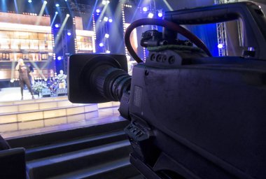TV kamera bir konser salonu.