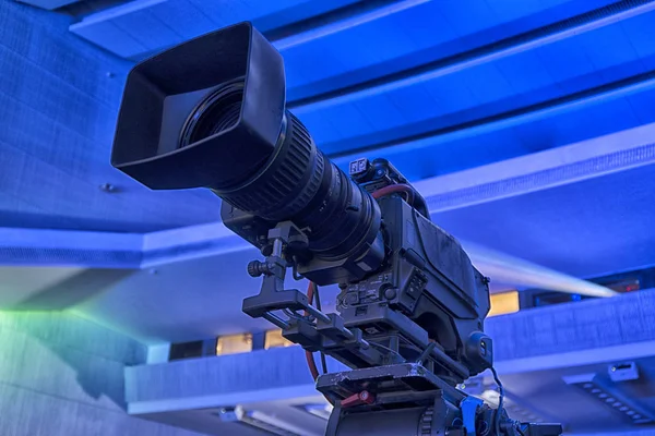 Tv camera in a concert hall. — Stock Photo, Image
