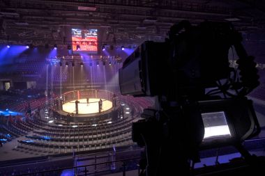 TV kamera karışık dövüş sanatları yarışmalarda.