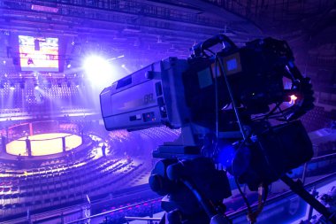 TV kamera karışık dövüş sanatları yarışmalarda.