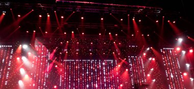 konser sırasında sahneden ışık.