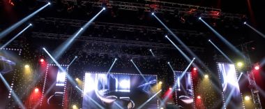 konser sırasında sahneden ışık.