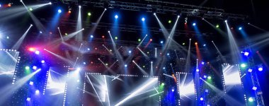 konser sırasında sahneden ışık.