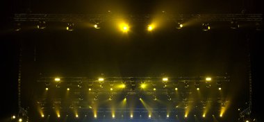 konser sırasında sahneden ışık.