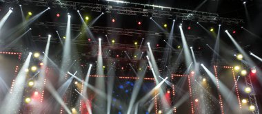 konser sırasında sahneden ışık.