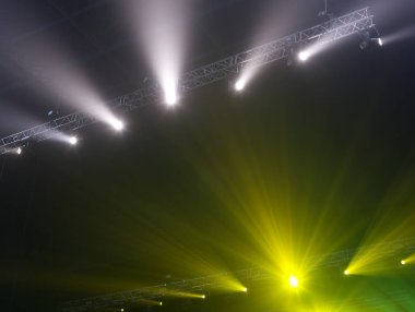 konser sırasında sahneden ışık.