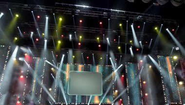 konser sırasında sahneden ışık.
