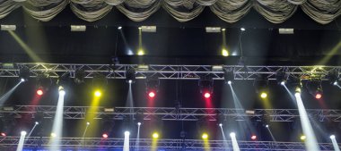 konser sırasında sahneden ışık.