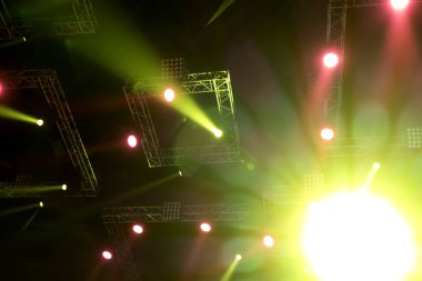 konser sırasında sahneden ışık.
