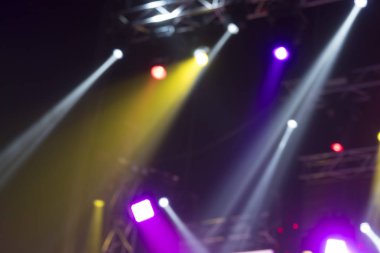 konser sırasında sahneden ışık.