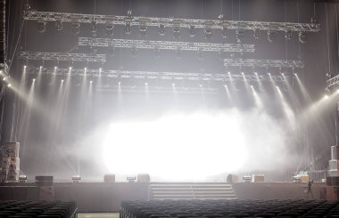 konser sırasında sahneden ışık.